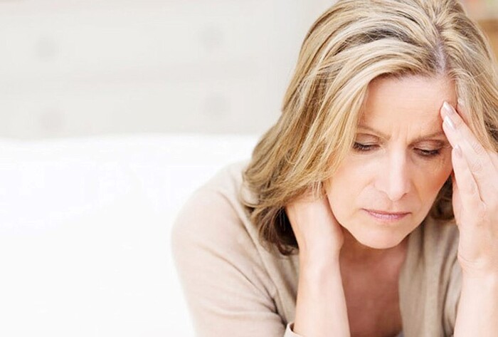 Thiếu hụt nội tiết tố ở phụ nữ mãn kinh gây ra các bệnh lý xương khớp