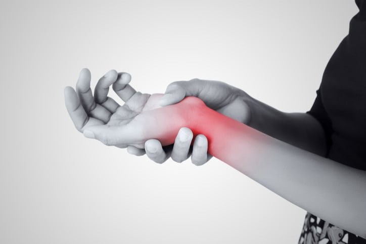 Đau khớp cổ tay khiến bệnh nhân đau đớn và khó chịu