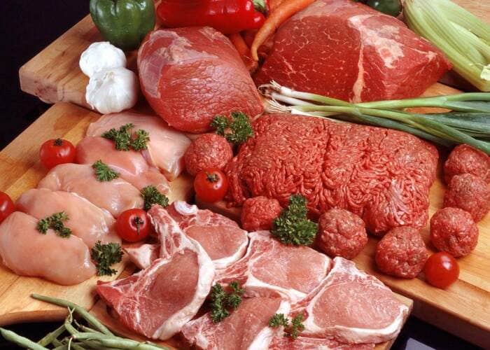 Nên kiêng cử những thực phẩm từ nội tạng động vật cũng như thịt đỏ để ngăn ngừa cơn đau tái phát