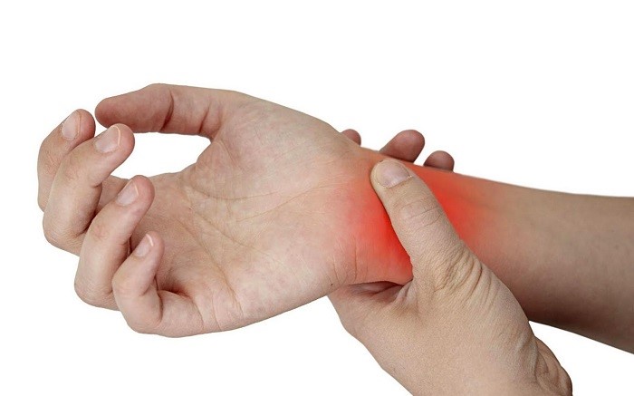 Khi tay phải hoạt động liên tục và chịu nhiều áp lực trong một khoảng thời gian dài dễ bị đau khớp cổ tay.