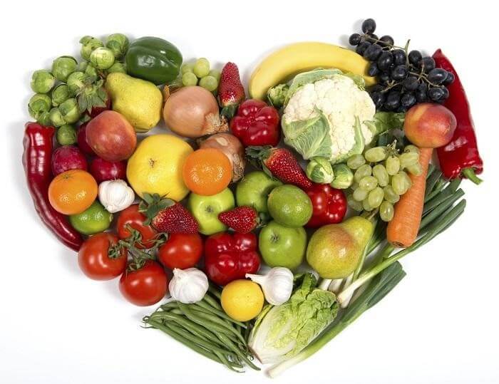 Một chế độ ăn uống lành mạnh với nhiều rau xanh và hoa quả tươi sẽ giúp phòng ngừa và điều trị bệnh gout hiệu quả.