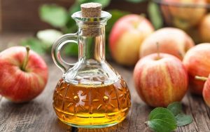 Giấm táo bôi lên vùng bị bệnh giúp giảm đau hiệu quả