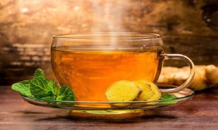 Một ly trà gừng bạc hà ấm sẽ giúp làm dịu cảm giác đau dạ dày buồn nôn