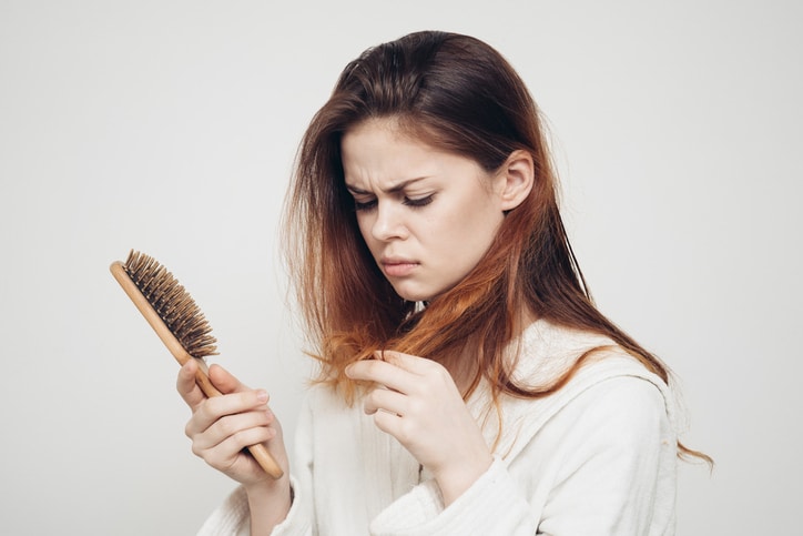 Uốn, nhuộm tóc làm cho tóc dễ bị hư tổn dễ gẫy rụng