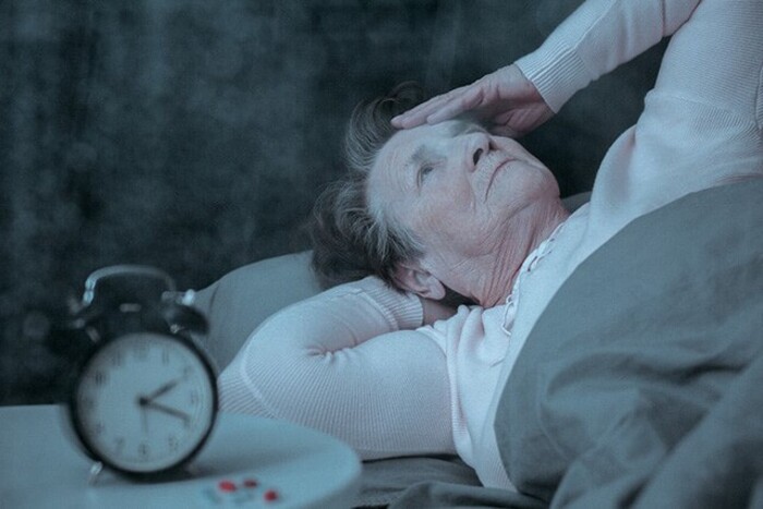 Người lớn tuổi thường dễ gặp phải tình trạng mất ngủ