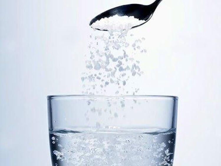 Sử dụng nước muối là cách đơn giản nhất để trị ho có đờm