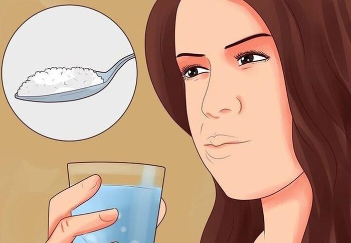 Súc miệng bằng nước muối giúp giảm đau họng hiệu quả