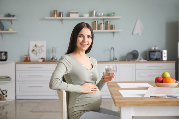 Uống nhiều nước giúp mẹ giảm được tình trạng bị trĩ sau sinh