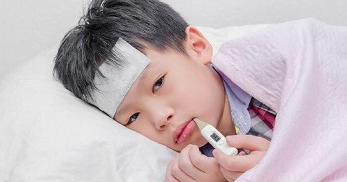 Bị sốt và đau họng là những dấu hiệu đầu tiên của bệnh