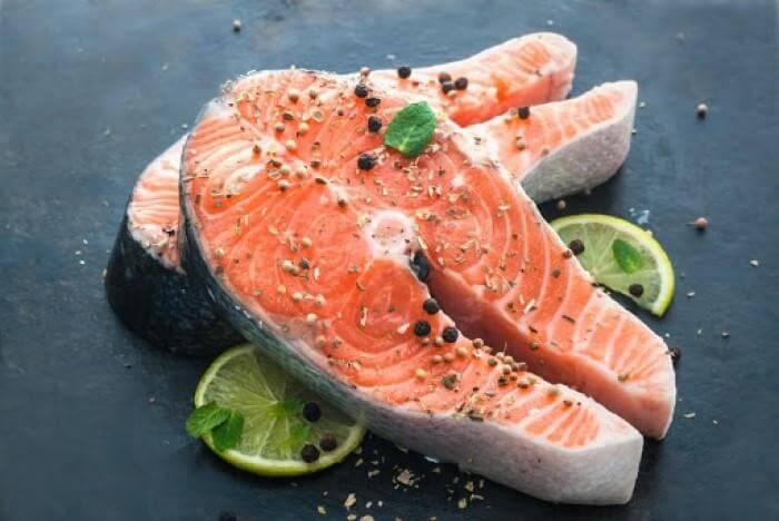 Cá hồi là một trong những thực phẩm chứa nhiều omega 3 tốt cho người bị thiếu máu não