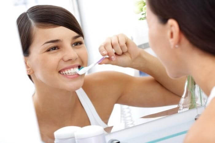 Đánh răng hàng ngày để bảo vệ răng miệng và cổ họng