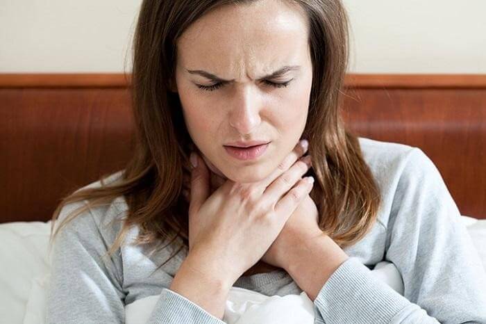 Đau họng có đờm là biểu hiện thường thấy của bệnh viêm họng