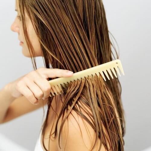Dùng lược thưa để chải tóc để nâng niu và chăm sóc tóc một cách nhẹ nhàng