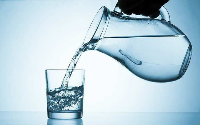 Người bị bệnh trĩ nên uống ít nhất 2 lít nước mỗi ngày
