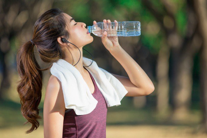 Uống đủ nước giúp phòng ngừa viêm nhiễm đường tiết niệu