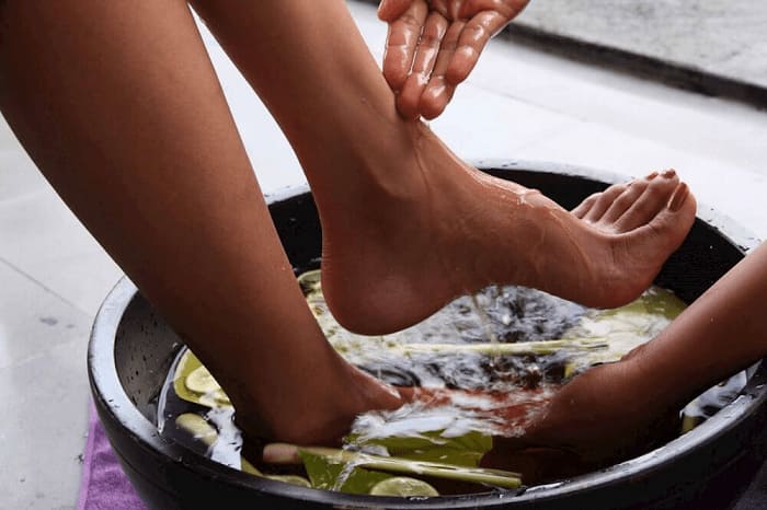 Ngâm chân với nước lá lốt có thể cải thiện tốt triệu chứng bệnh gout