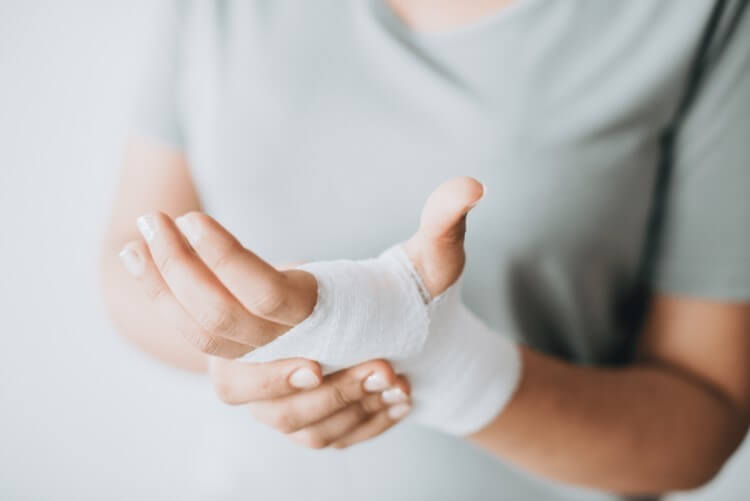 Có nhiều nguyên nhân gây ra bệnh viêm khớp cổ tay