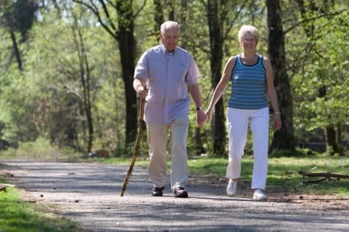 Vận động nhẹ nhàng có thể cải thiện đau nhức xương khớp ở người già