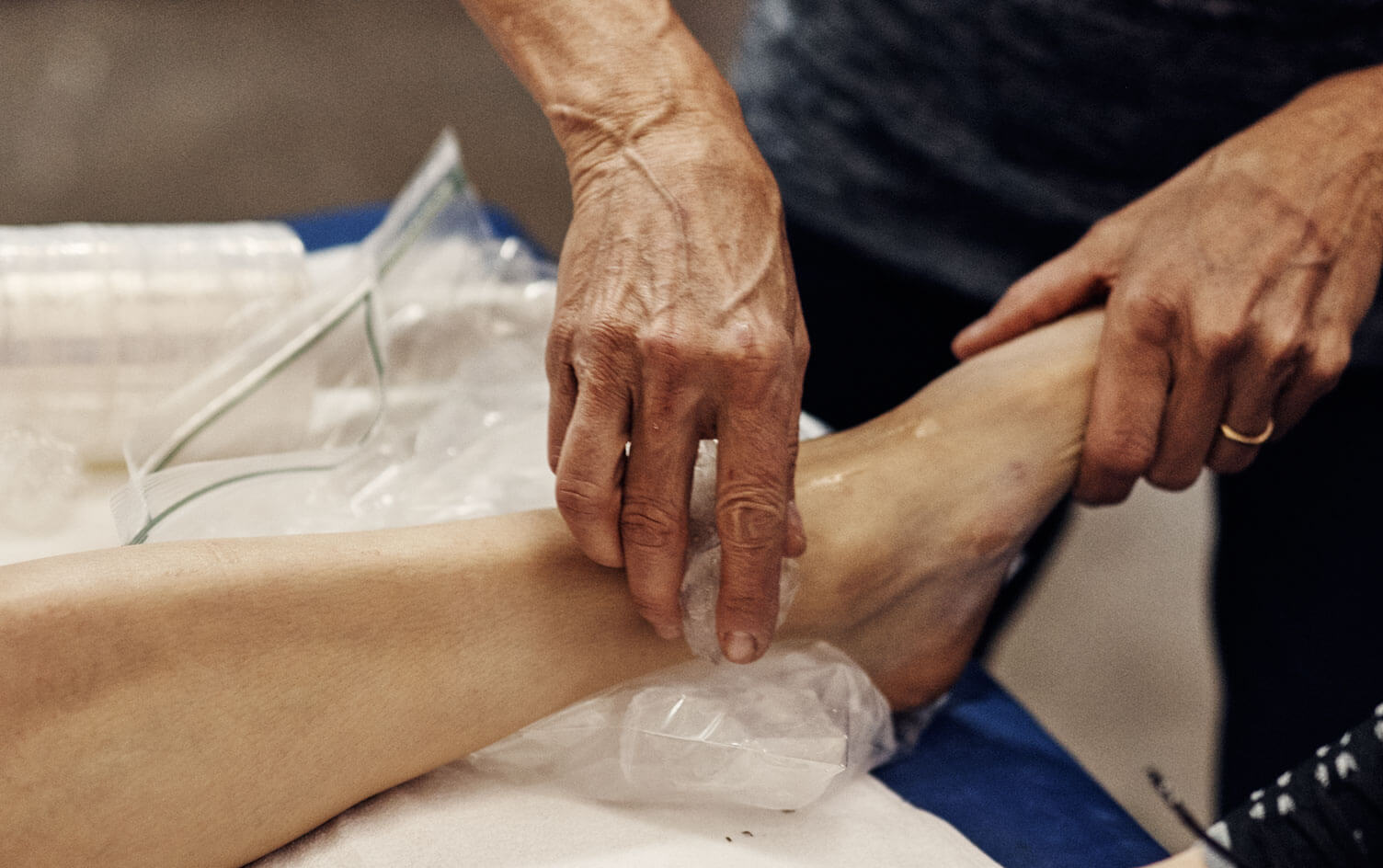 Chườm đá lạnh giúp giảm đau, viêm cho người bị gút