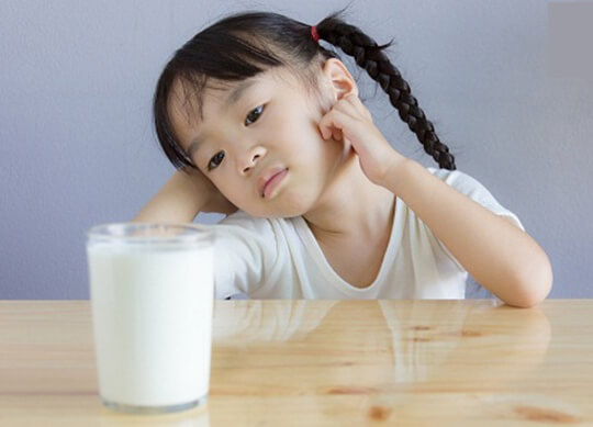 Trẻ bị rối loạn tiêu hóa có nên uống sữa không?