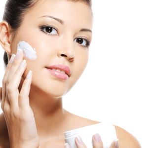 Sử dụng kem dưỡng trắng da ban đêm giúp cải thiện làn da một cách tối ưu