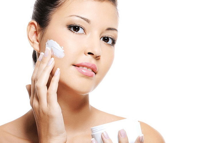 Sử dụng kem dưỡng trắng da ban đêm giúp cải thiện làn da một cách tối ưu