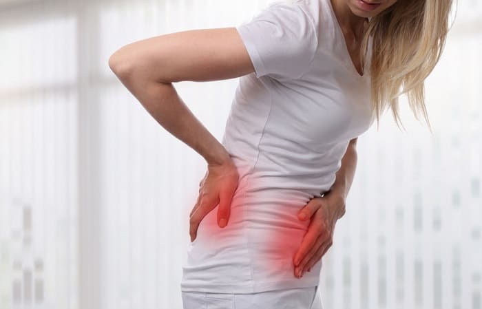 Đau bụng dưới và thường xuyên đi tiểu là các triệu chứng của viêm bàng quang