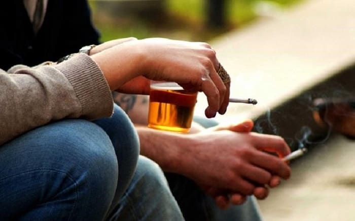 Người bị suy giãn tĩnh mạch cần hạn chế rượu bia và thuốc lá