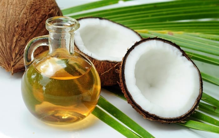Dầu dừa là nguồn vitamin và khoáng chất dồi dào, thích hợp dùng để trị mụn