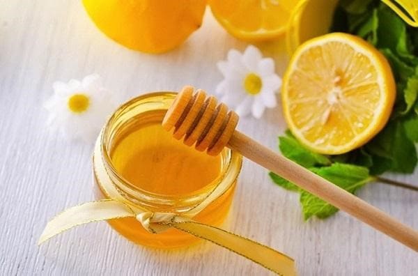 Dùng mật ong nguyên chất hoặc kết hợp thêm chanh làm mặt nạ