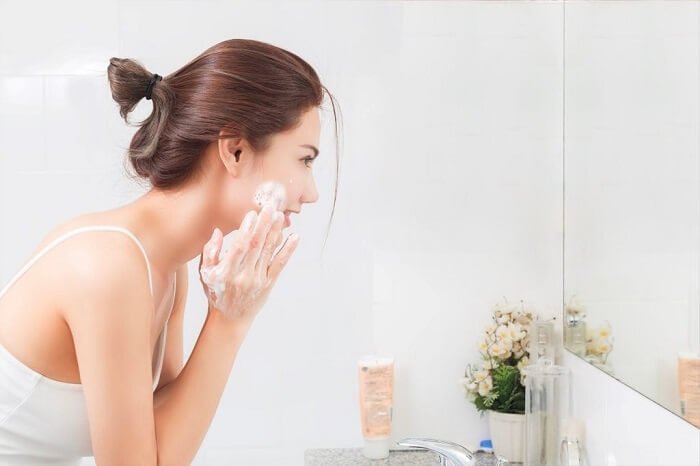 Rửa mặt bằng sữa rửa mặt giúp thu nhỏ lỗ chân lông, làm mịn da