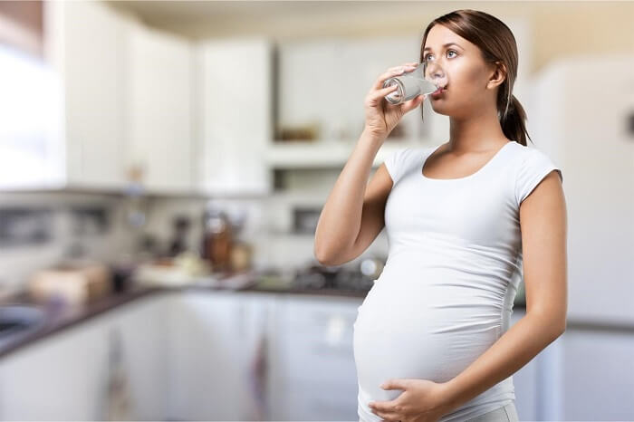 Mẹ bầu cần bổ sung nhiều nước hơn bình thường