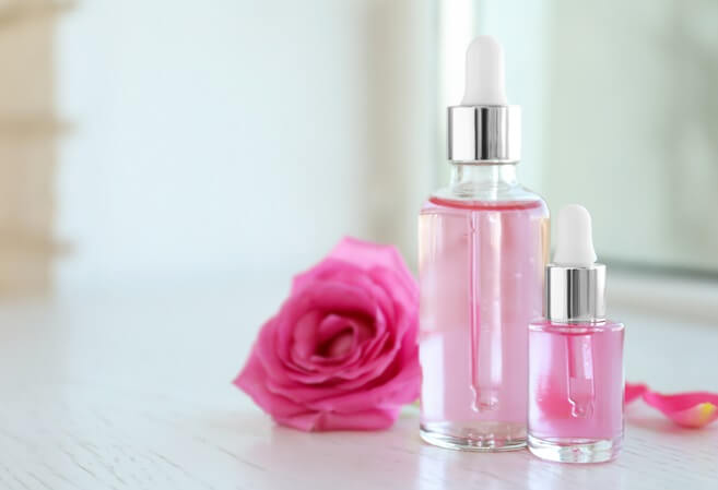 Nước hoa hồng ngày càng được nhiều người sử dụng để cân bằng độ ẩm trên da