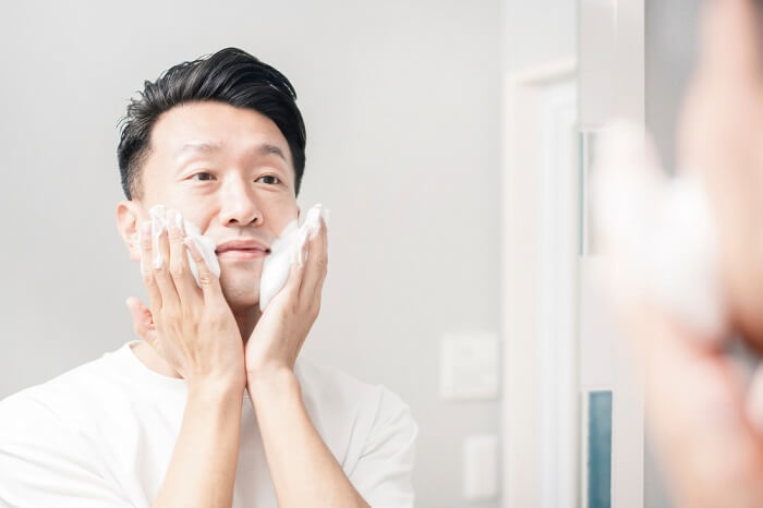Rửa mặt hằng ngày giúp da sạch bụi bẩn