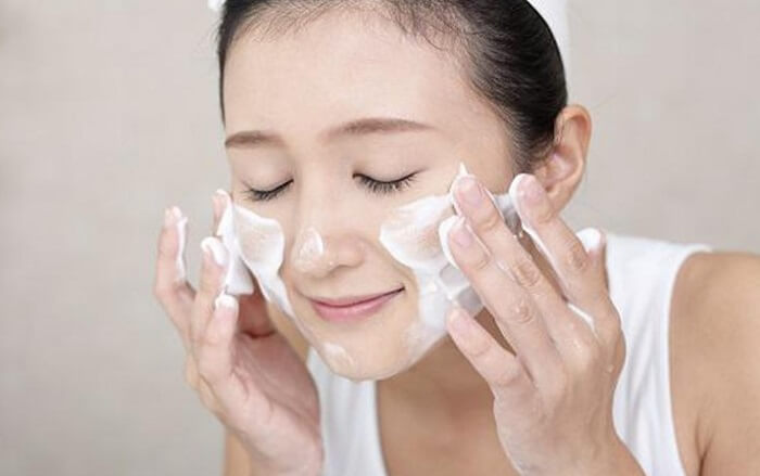 Rửa mặt sạch sẽ giúp bạn cảm thấy thoải mái hơn và làn da khô cũng sẽ được thư giãn