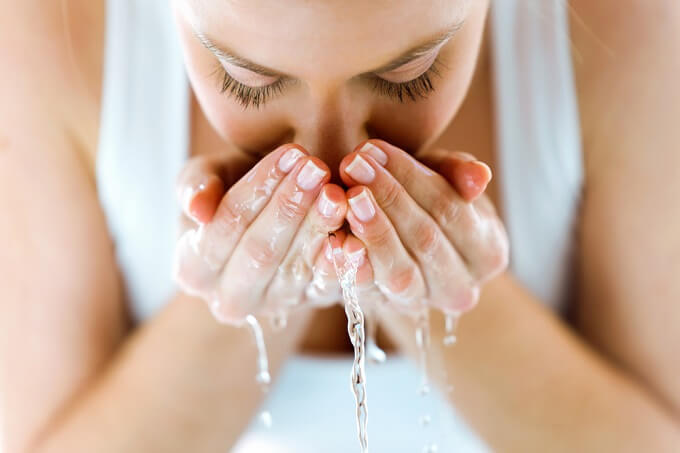 Rửa mặt thường xuyên giúp loại bỏ bụi bẩn