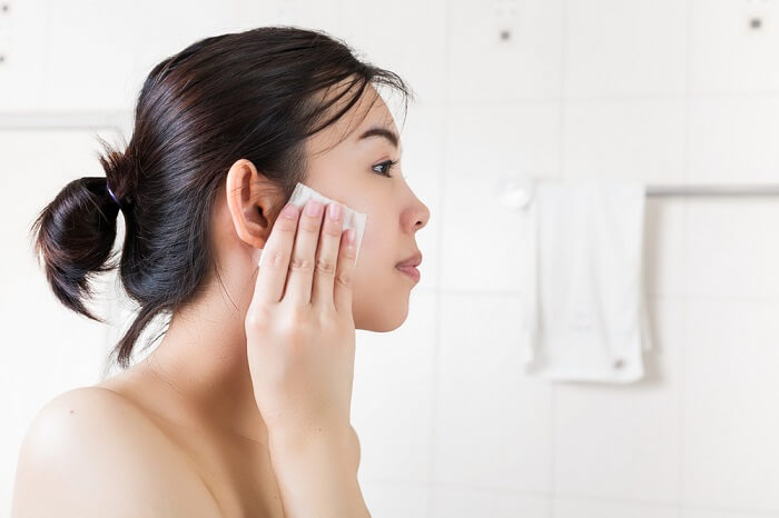 Tẩy trang là bước vô cùng quan trọng trong làm sạch da