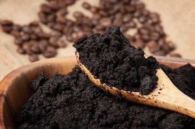 Bã cà phê giúp loại bỏ tế bào chết môi rất hiệu quả