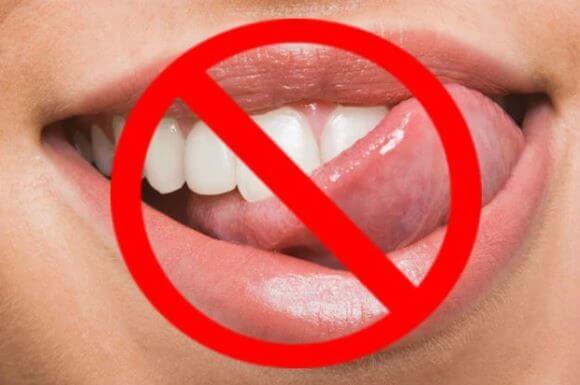 Hãy nói không với liếm môi thường xuyên nếu bạn muốn đôi môi luôn mịn màng