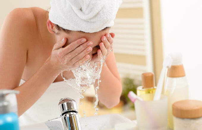 Rửa mặt sau khi tẩy trang sẽ giúp loại bỏ hết bụi bẩn, bã nhờn và vi khuẩn