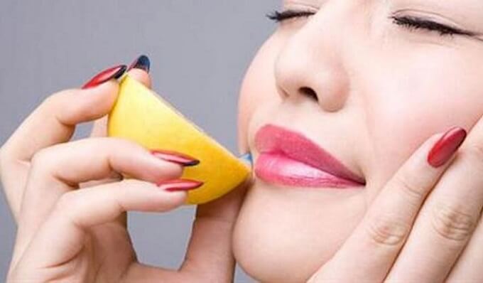Cách dùng chanh để trị thâm môi tại nhà
