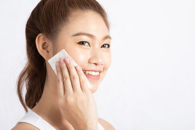 Sử dụng nước tẩy trang giúp làm sạch làn da