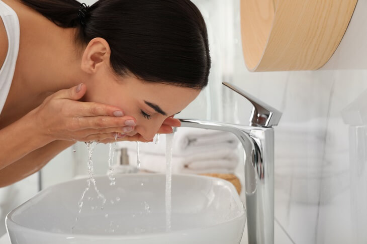 Sử dụng nước tẩy trang xong có cần rửa mặt không