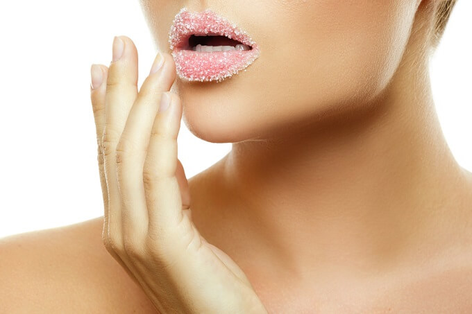 Tẩy da chết môi giúp môi khỏe mạnh và thẩm thấu dưỡng ẩm tốt hơn