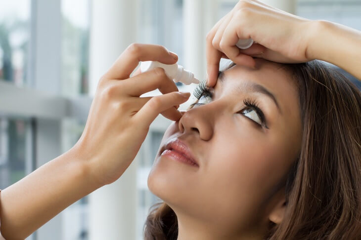 Tình trạng khô mắt thường xuyên ảnh hưởng đến thị lực của mắt
