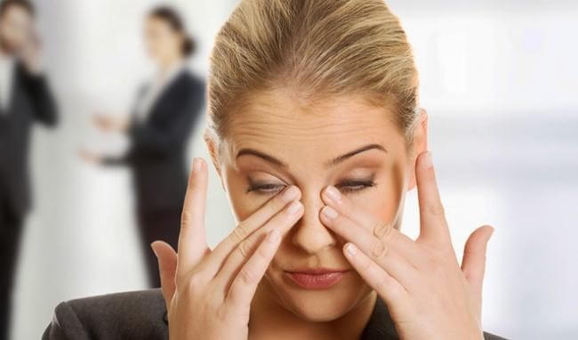 Mắt nhìn mờ thị lực giảm là triệu chứng thường gặp của đục thủy tinh thể