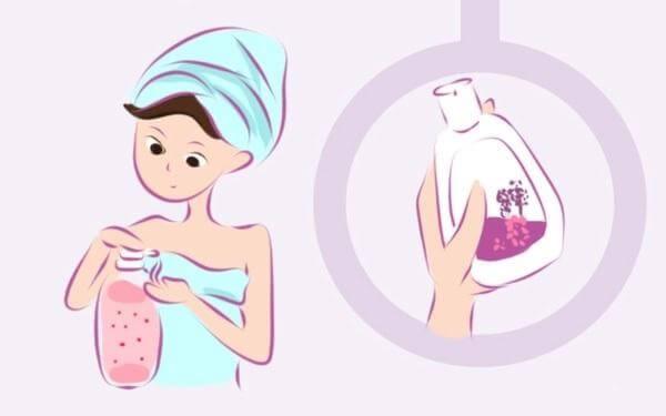 Rửa mặt bằng dung dịch vệ sinh phụ nữ