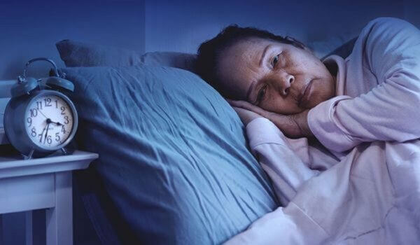Người già có thể bị bệnh mất ngủ vì bệnh mất trí nhớ tuổi già