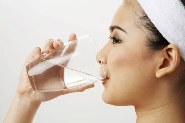 Uống nước nhiều giúp cơ thể đào thải acid uric nhanh chóng và an toàn