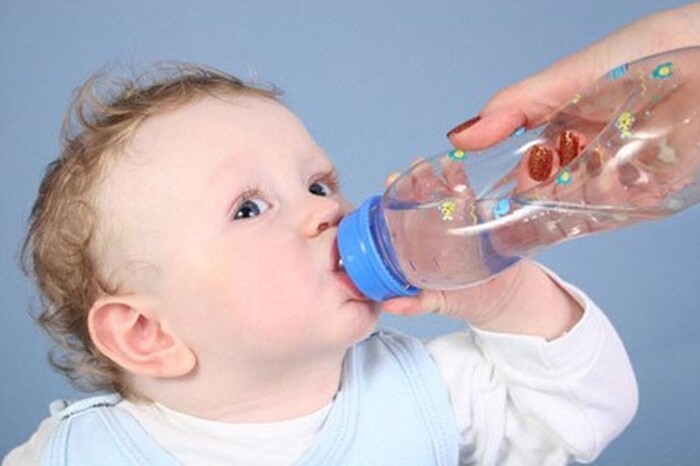 Ba mẹ nên cho bé uống nhiều nước mỗi ngày